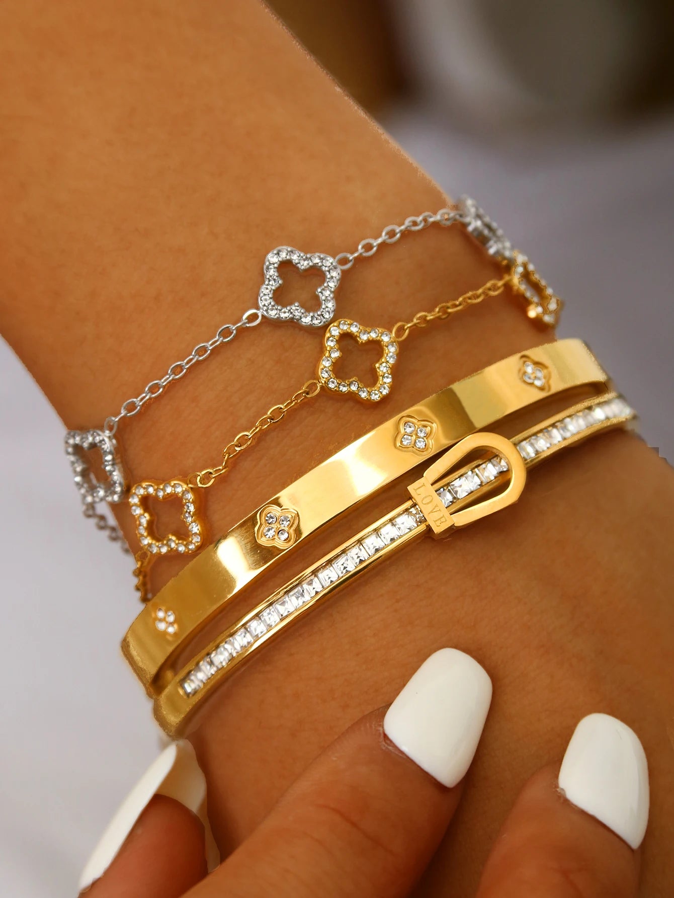 Luxury Clover Bracelet for Women in gold and silver, featuring stylish designs and sparkling accents.