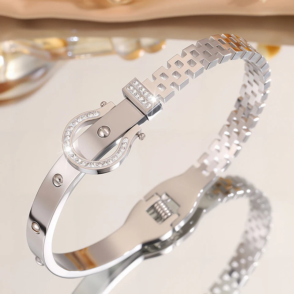 Roman Numeral Stainless Bracelet 2pcs Set, eleganter Silberarmreif mit funkelnden Akzenten, stilvolles Design.