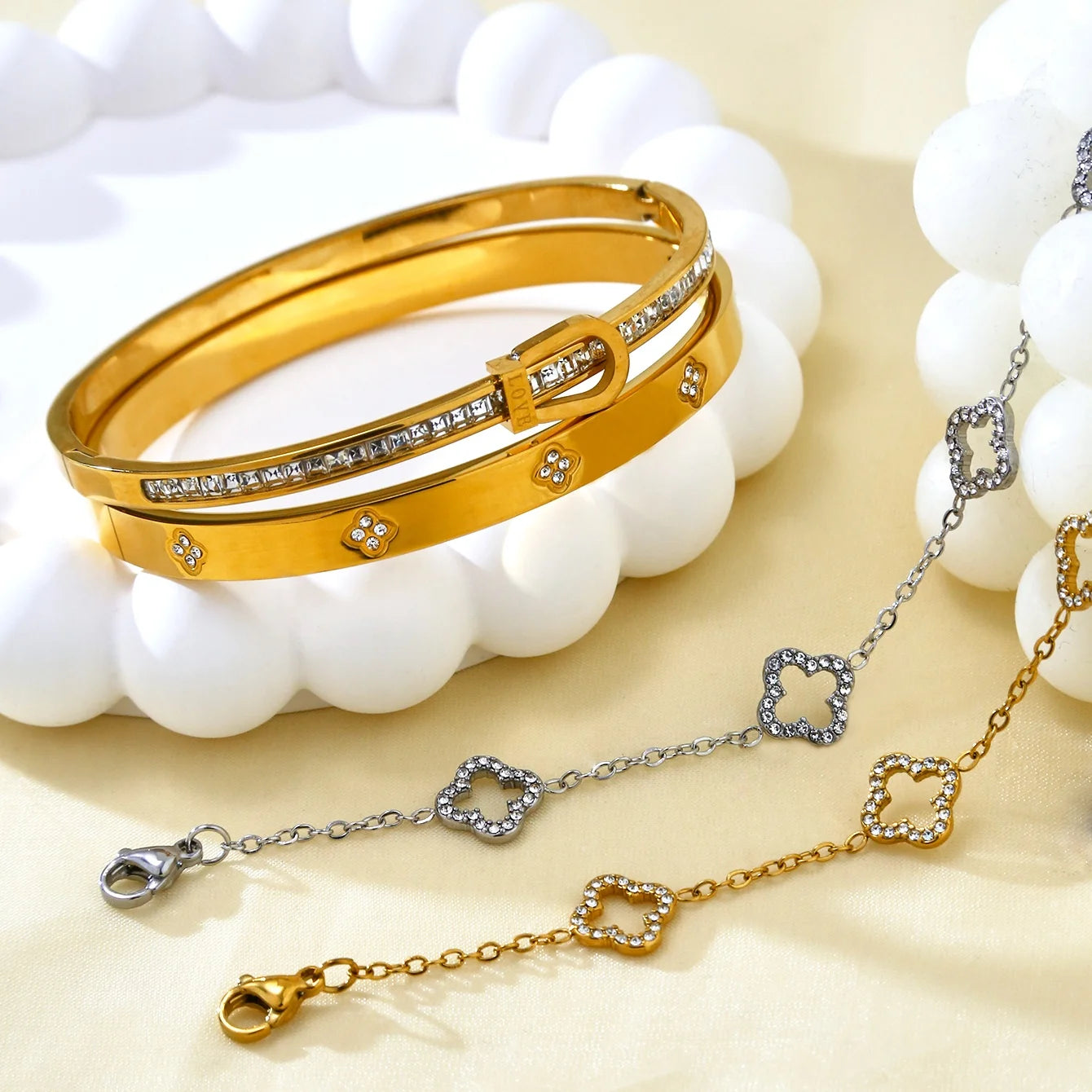 Luxury Clover Bracelet for Women, elegantes Design mit Gold- und Silberakzenten, modisches Accessoire für Damen.
