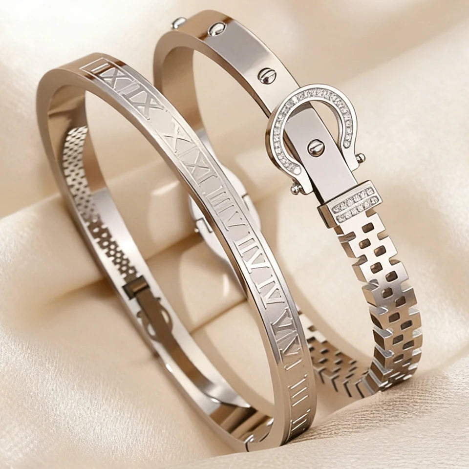 Roman Numeral Stainless Bracelet 2pcs Set auf einer eleganten Unterlage, glamouröse Bangles mit glänzendem Finish.