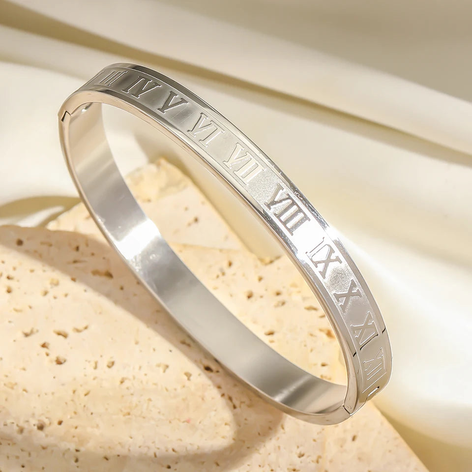 Roman Numeral Stainless Bracelet 2pcs Set - schlichte silberne Bangles mit römischen Ziffern auf einem neutralen Hintergrund